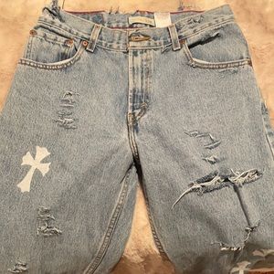 ✨womens denim Levi’s jeans with white painted crosses✨